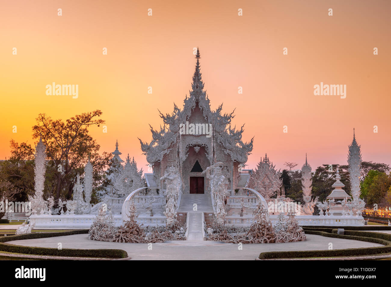 Tempio di bianco al tramonto (Wat Rong Khun) Foto Stock