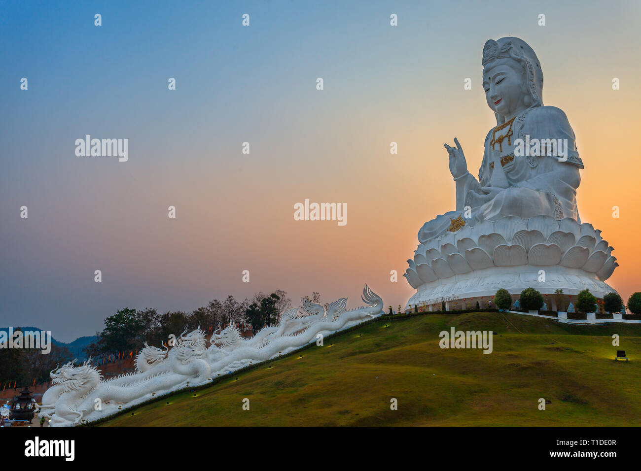 Wat Huay Pla Kang al tramonto (Chiang Rai) Foto Stock
