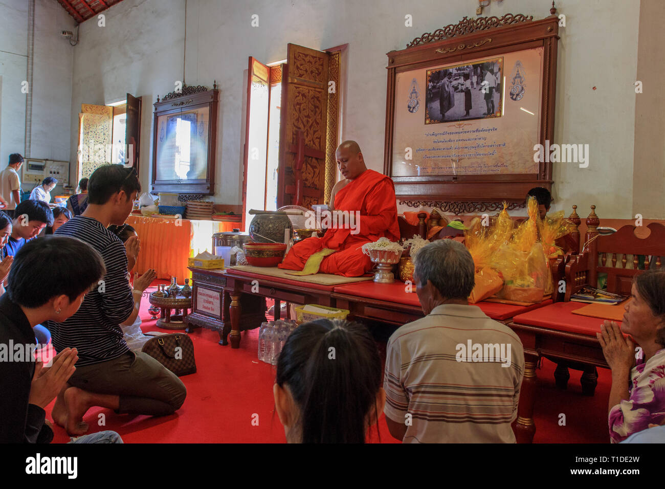 Cerimonia Religiosa all'interno di Wat Pra cantare Foto Stock