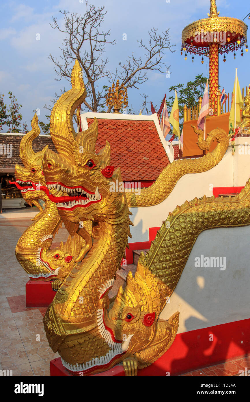 I guardiani del tempio entrata (Wat Phra That Doi Kham) Foto Stock