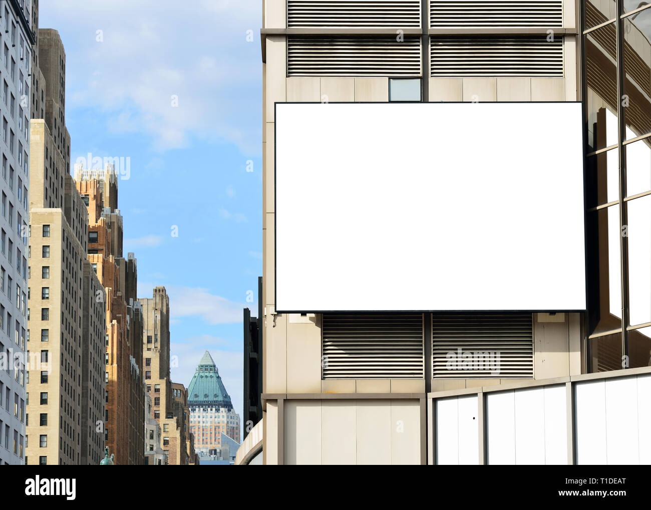Tabellone a parete di edificio moderno. I tracciati di ritaglio incluso per uno spazio pubblicitario e la sua riflessione Foto Stock