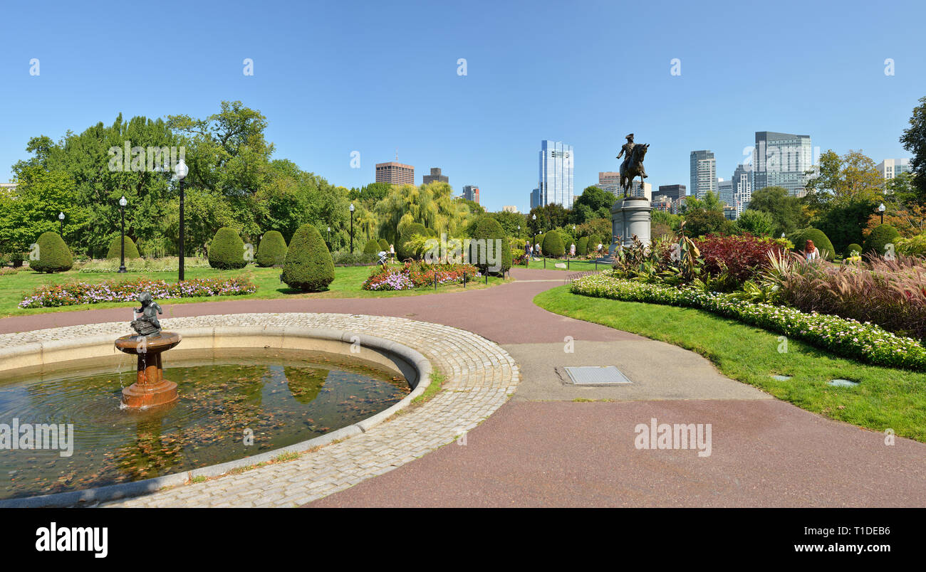 Estate a Boston Public Garden. Parco e dello skyline della città in ampia vista panoramica Foto Stock