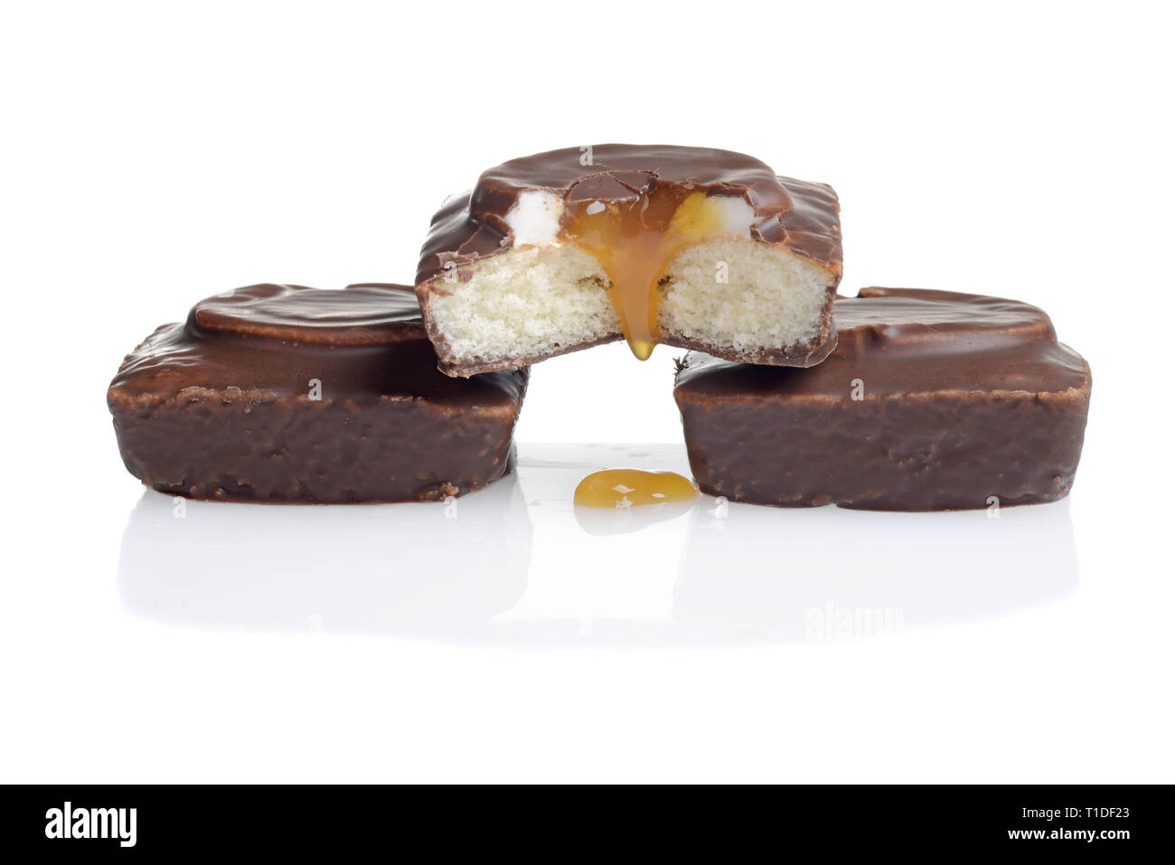 Piccolo cioccolato torta alla vaniglia caramello di gocciolamento Foto Stock