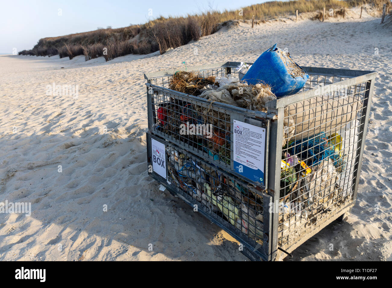 Isola del Mare del Nord Langeoog, Ostfriesland, Bassa Sassonia, spiaggia, spiaggia garbage box, spiaggia qui i visitatori possono scaricare rifiuti che essi hanno trovato il beac Foto Stock