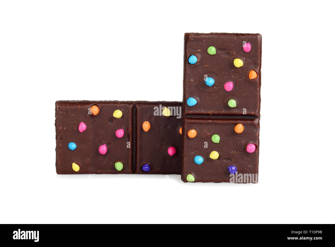 Due brownies con colorate candy pezzi su bianco Foto Stock