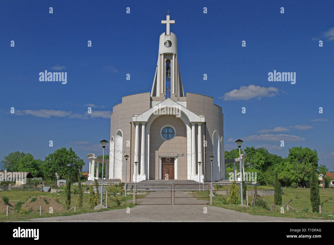 Donji Stroj, Montenegro - Aprile 18, 2011: Nuova albanese chiesa cattolica edificio in Donji Stroj, Montenegro. Foto Stock