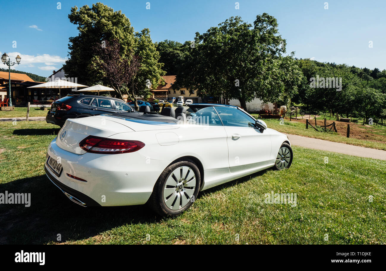 Vosges; Francia - luglio 8; 2018: nuovo lusso bianco bianco Mercedes-Benz trasformabile cabriolet auto con sommità aperta parcheggiato in francese montagne Vosges Foto Stock