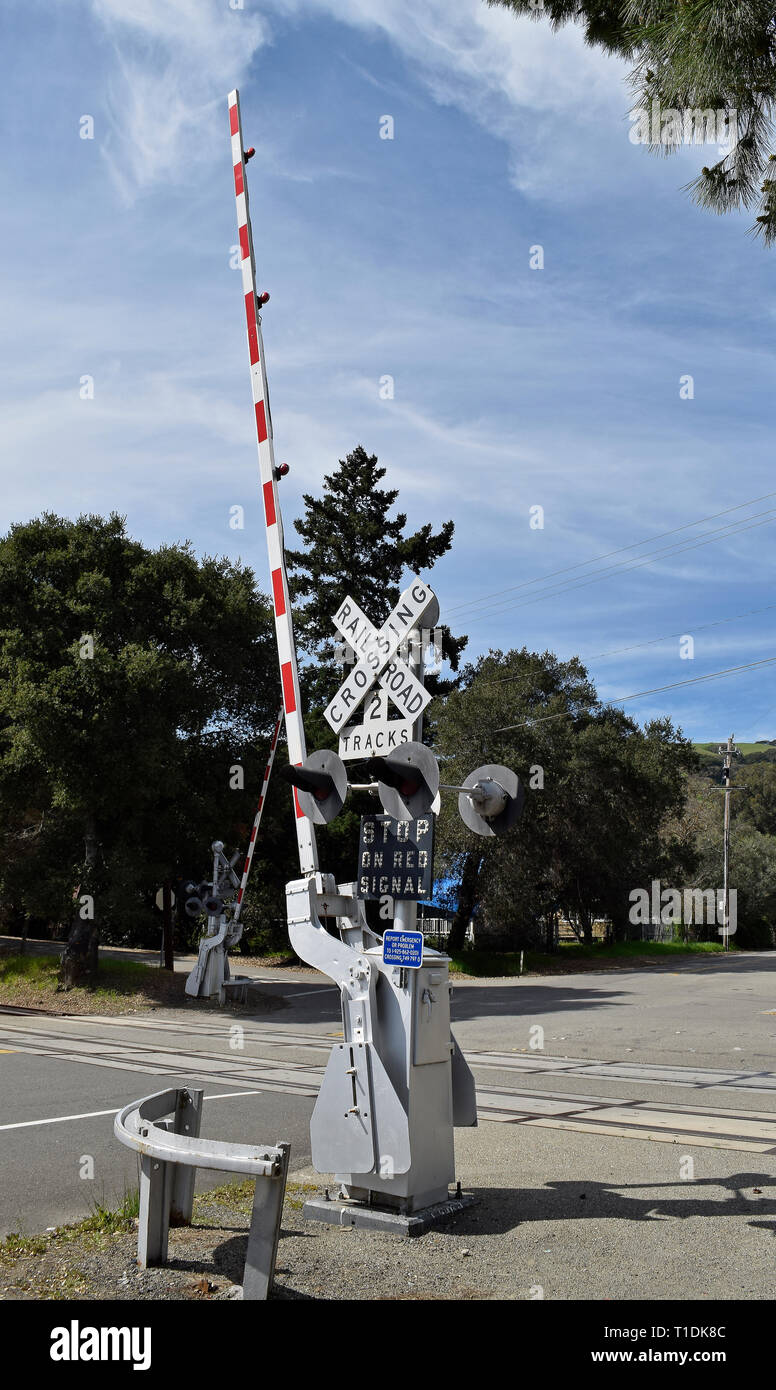Niles Canyon Railway crossing gate e luci di segnale in Sunol, California, Foto Stock