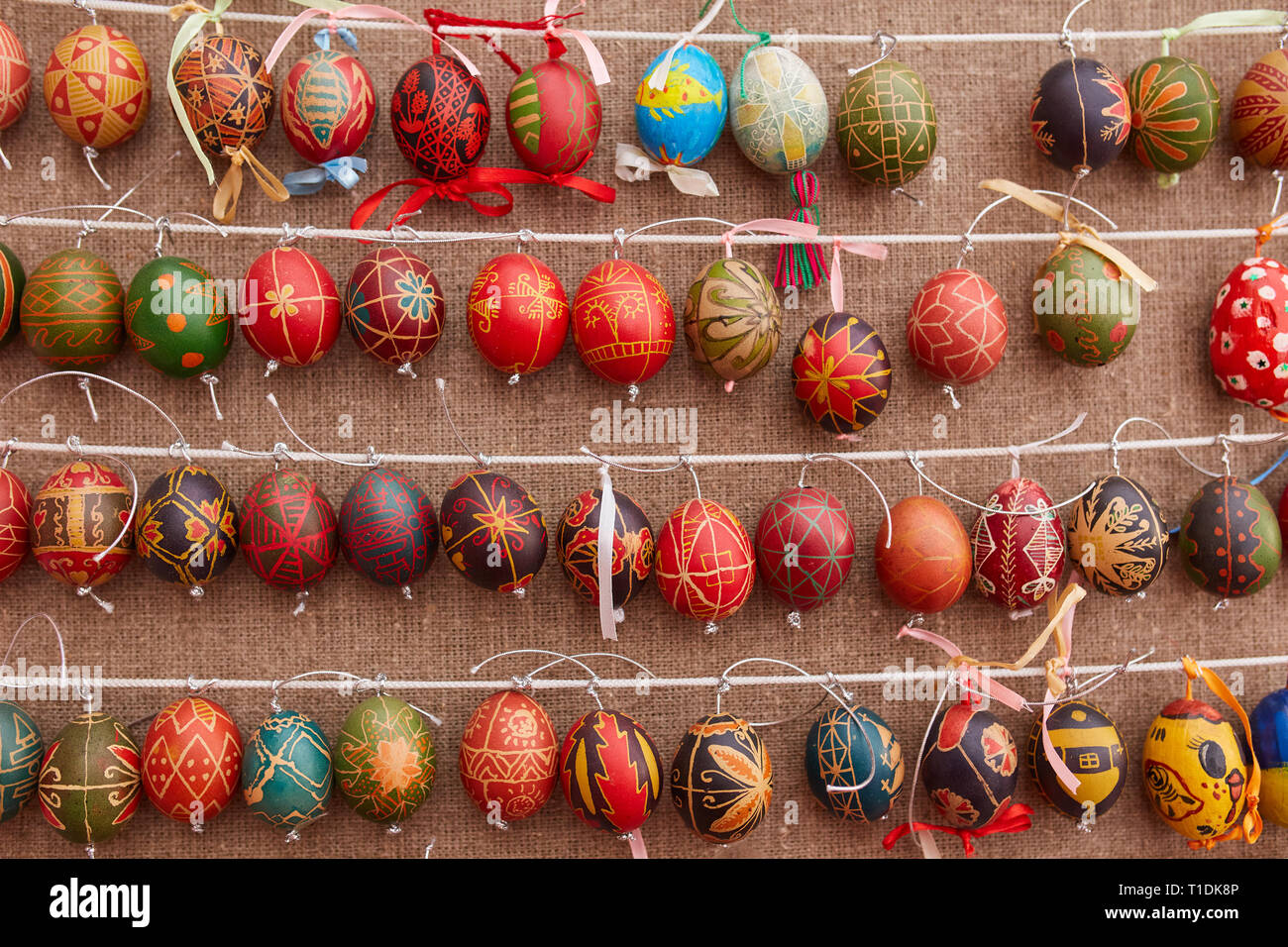 KIEV, UCRAINA - 15 Aprile 2017: Il bellissimo uovo di pasqua con croce dipinta in stile armeno, il 15 aprile a Kiev Foto Stock