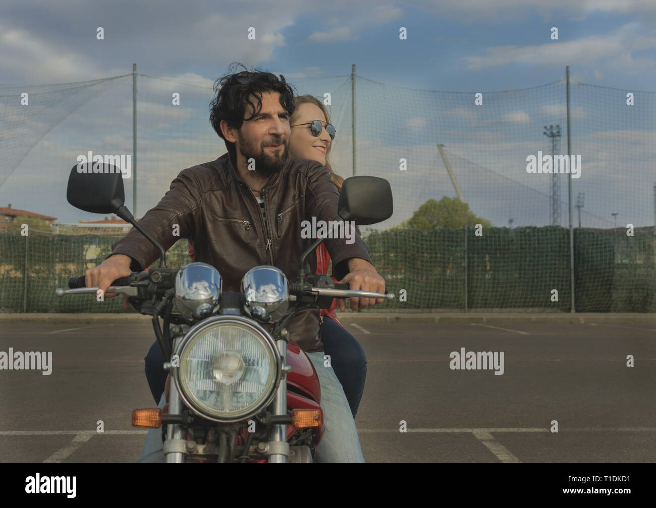 Paio di motociclisti su uno stile retrò moto, guardando il tramonto in Spagna Foto Stock