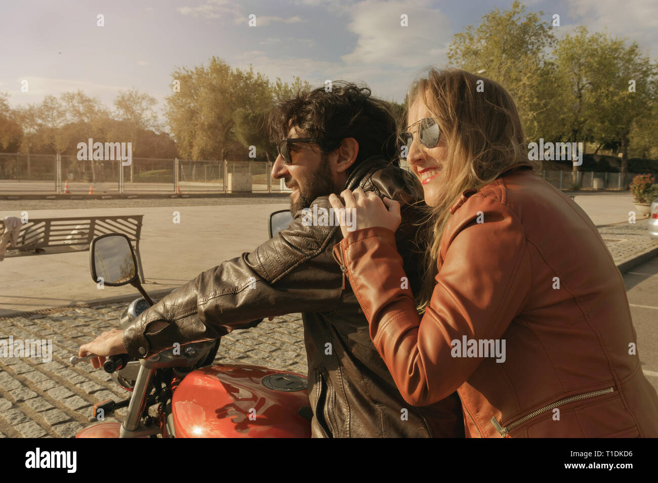 Paio di motociclisti su uno stile retrò moto, guardando il tramonto in Spagna Foto Stock