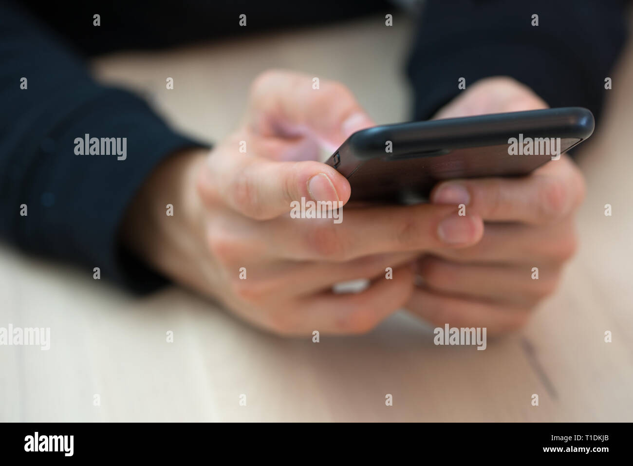 Le mani della donna l'invio di un messaggio utilizzando smart phone Foto Stock