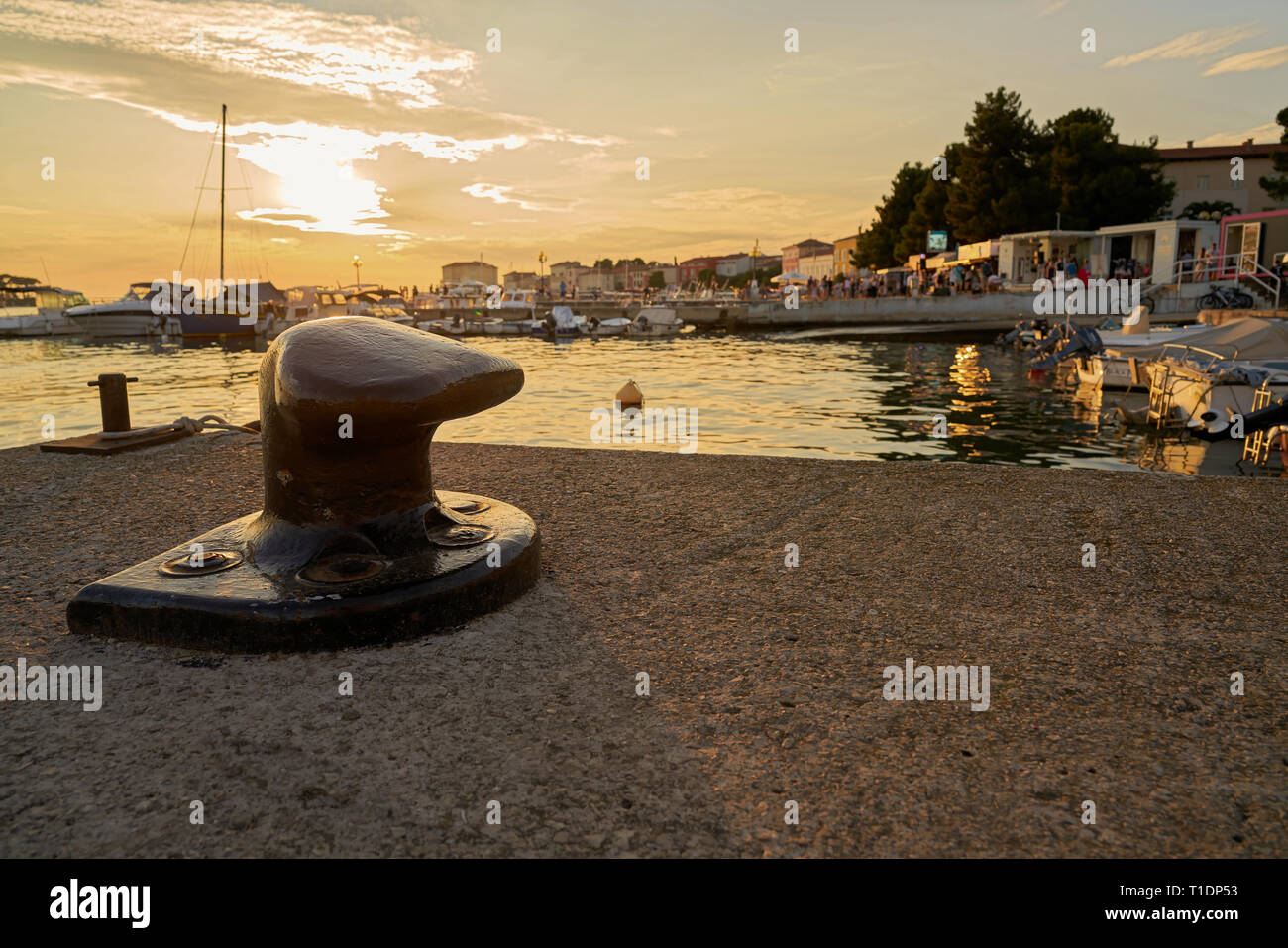 Dettaglio nel porto di Parenzo sulla costa del Mare Adriatico in Croazia. Parenzo è una delle più famose città portuali in Croazia. Foto Stock