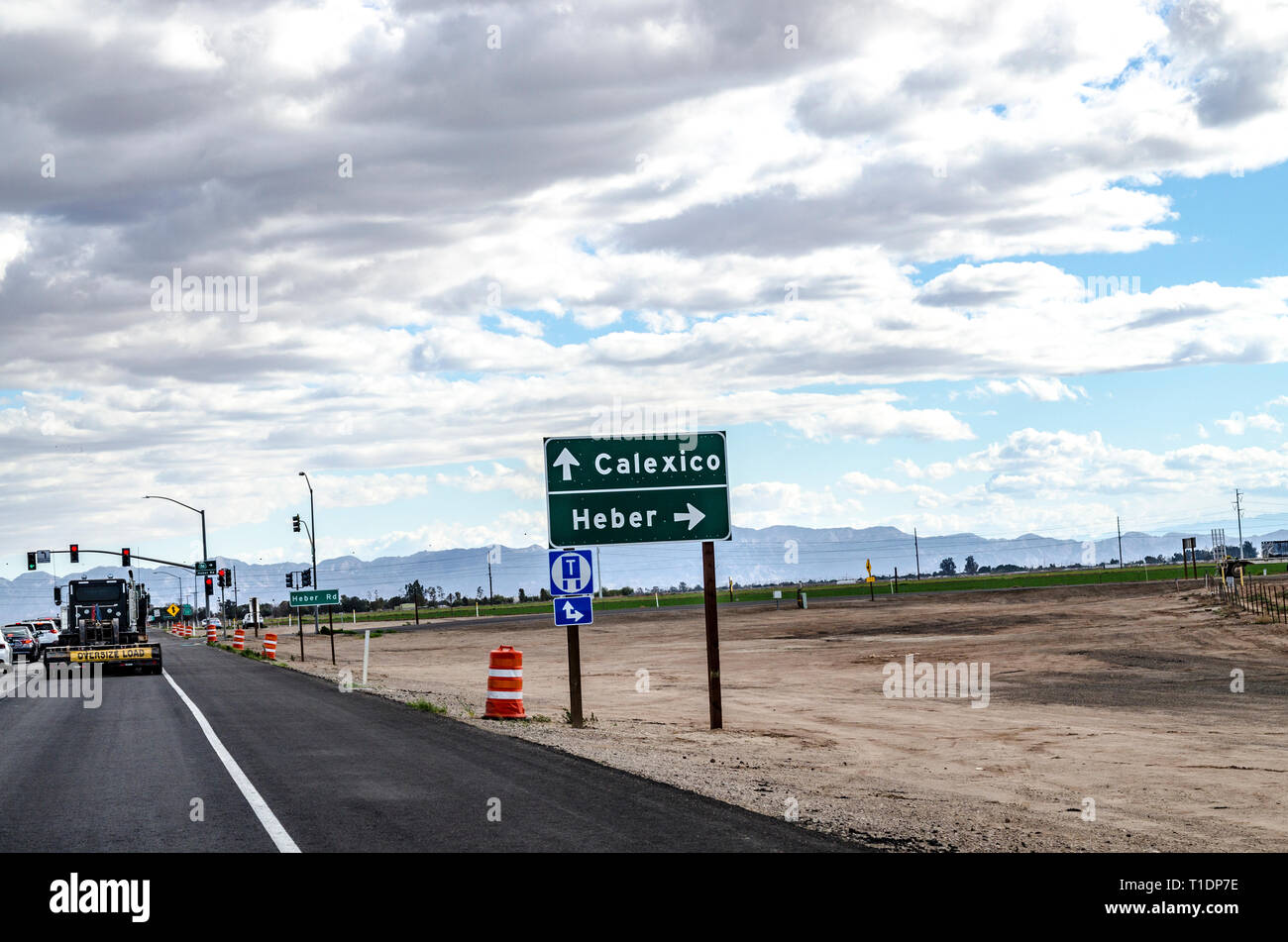 Un cartello stradale che indica la via verso Calexico una città di confine con il Messico nella Imperial Valley della California Foto Stock
