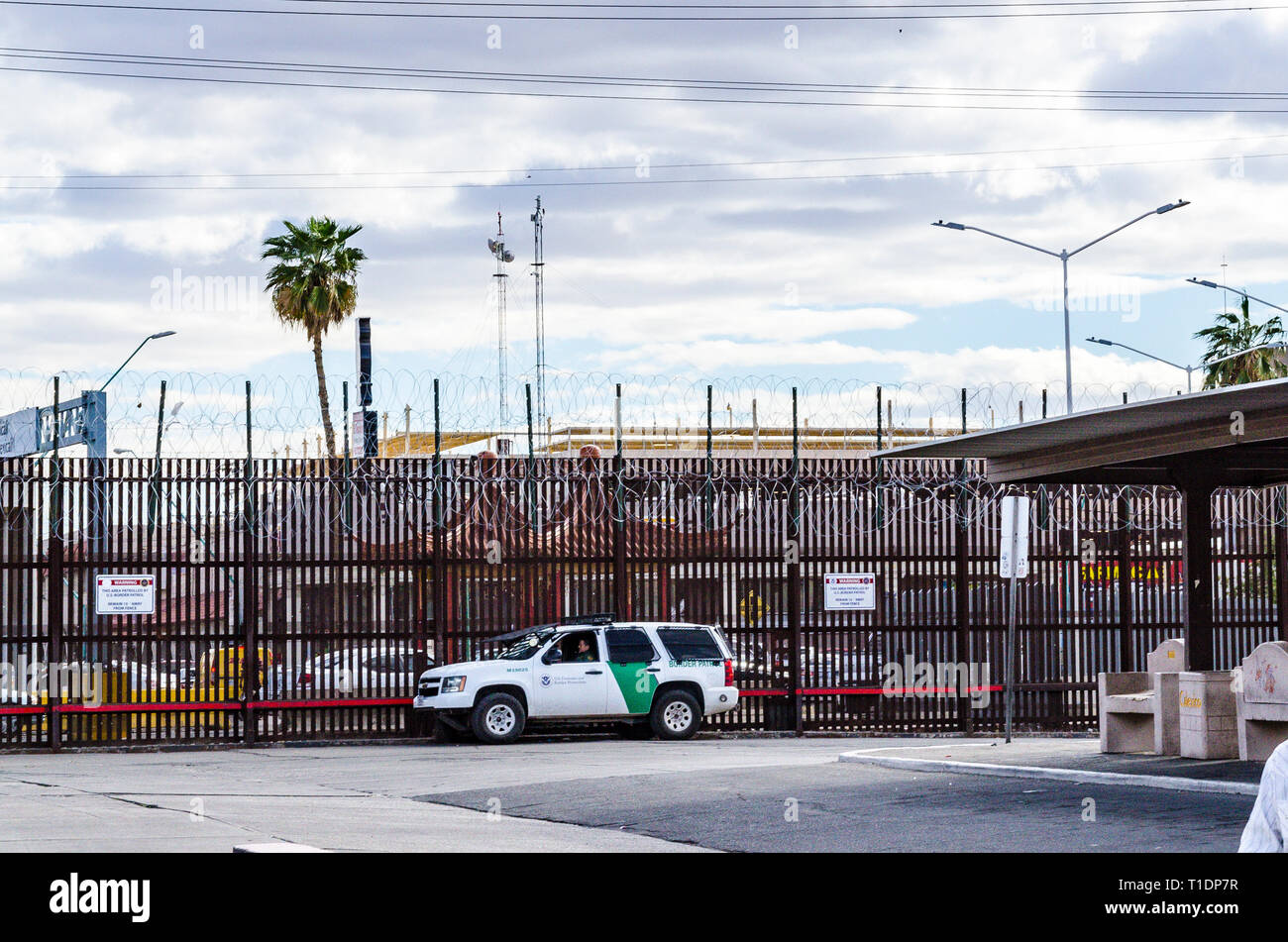 Il muro di confine in Calexico California una porta di entrata lungo la U.S. Confine del Messico Foto Stock