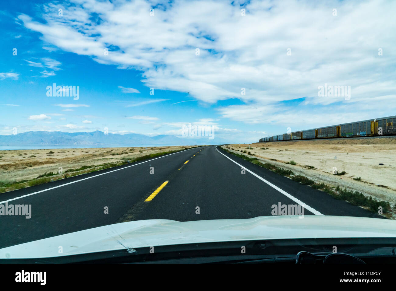 Autostrada 111 e della Union Pacific Railroad snodandosi lungo il Salton Sea in Riverside e Imperial contee della California del Sud Foto Stock