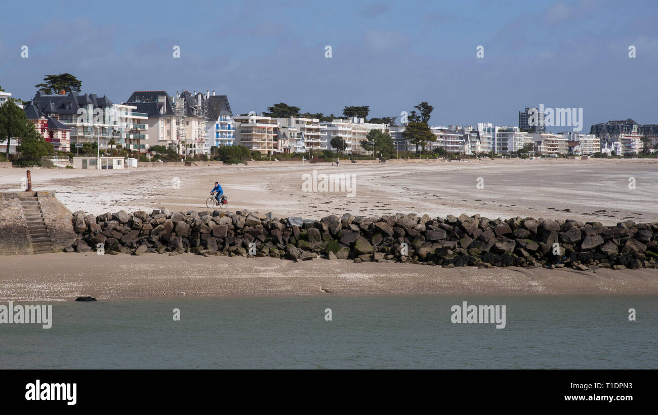 Spiaggia di Le Pouliguen sulla costa atlantica della Francia con edifici e alberi Foto Stock