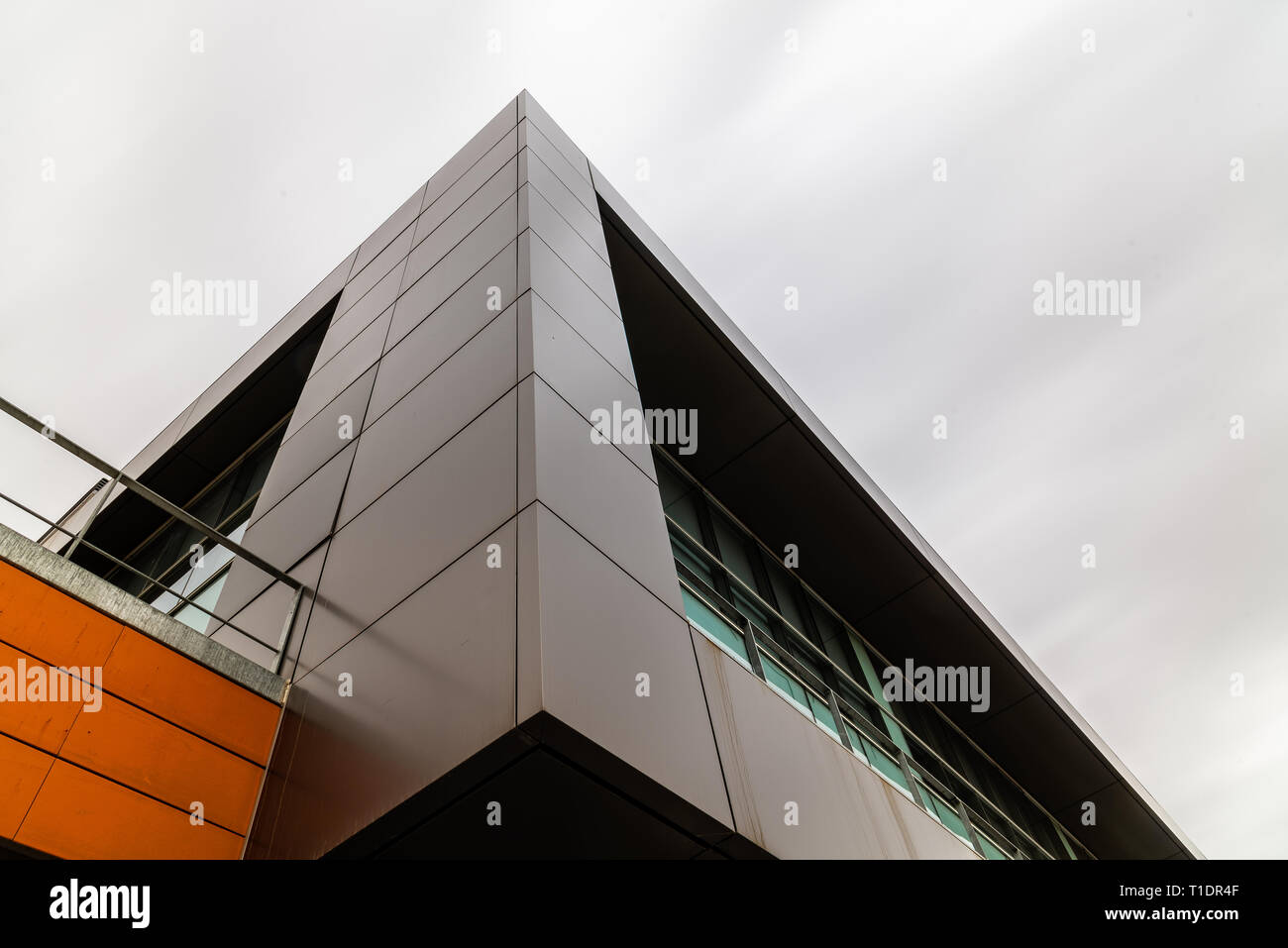 Architettura moderna edificio con facciata ventilata. Vista esterna contro il cielo con copyspace, una lunga esposizione Foto Stock