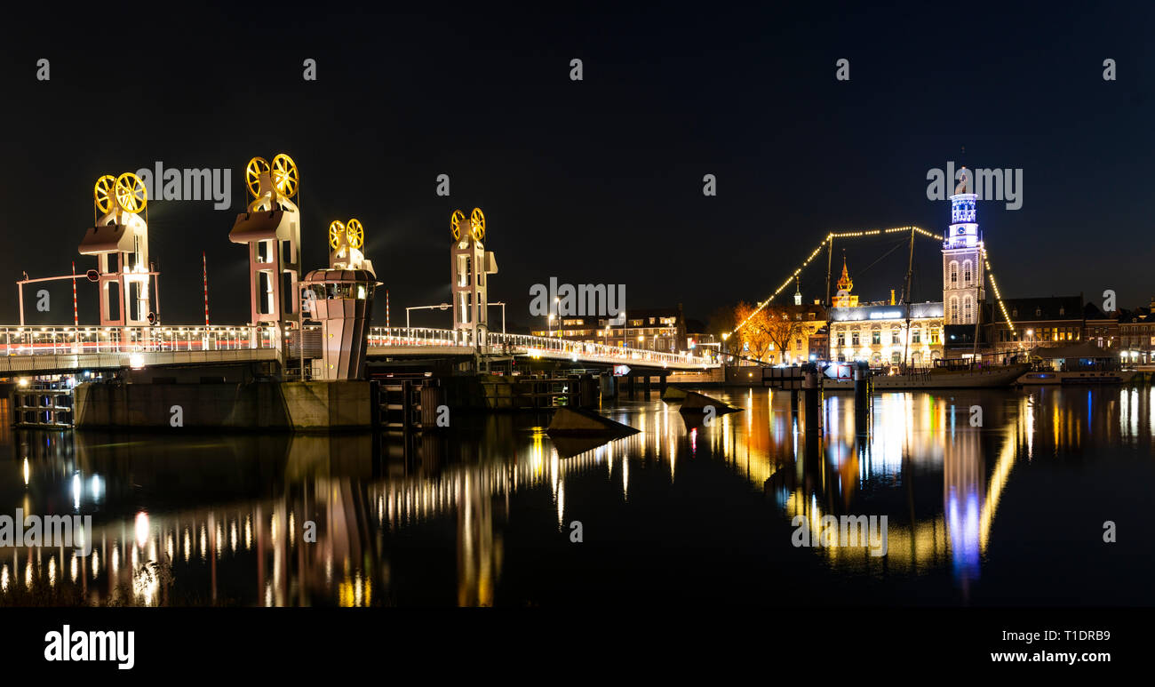 Kampen, Paesi Bassi - 27 Febbraio 2019: Ponte di città in città monumentale di Kampen presso il fiume IJssel con alcuni alti le navi a vela e la chiesa Foto Stock
