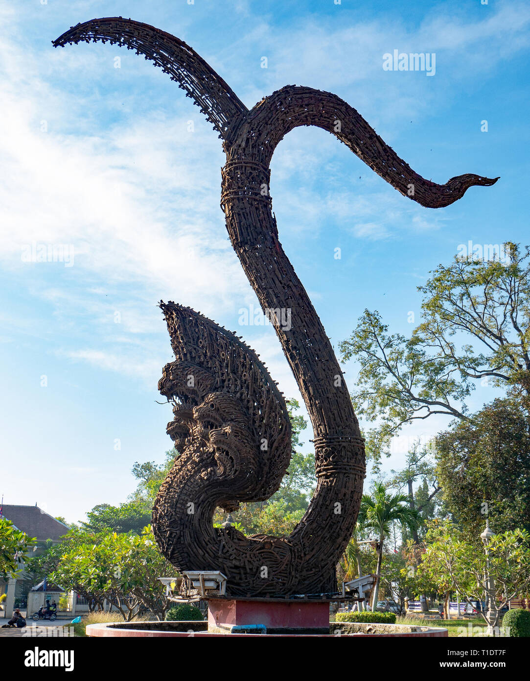 Battambang monumento di pace. Una scultura fatta di smantellare le armi per contrassegnare la fine della guerra civile e la fine delle violenze. Cambogia 03-12-2018 Foto Stock