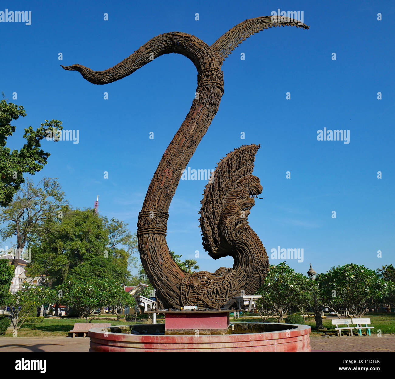 Battambang monumento di pace. Una scultura fatta di smantellare le armi per contrassegnare la fine della guerra civile e la fine delle violenze. Cambogia 03-12-2018 Foto Stock