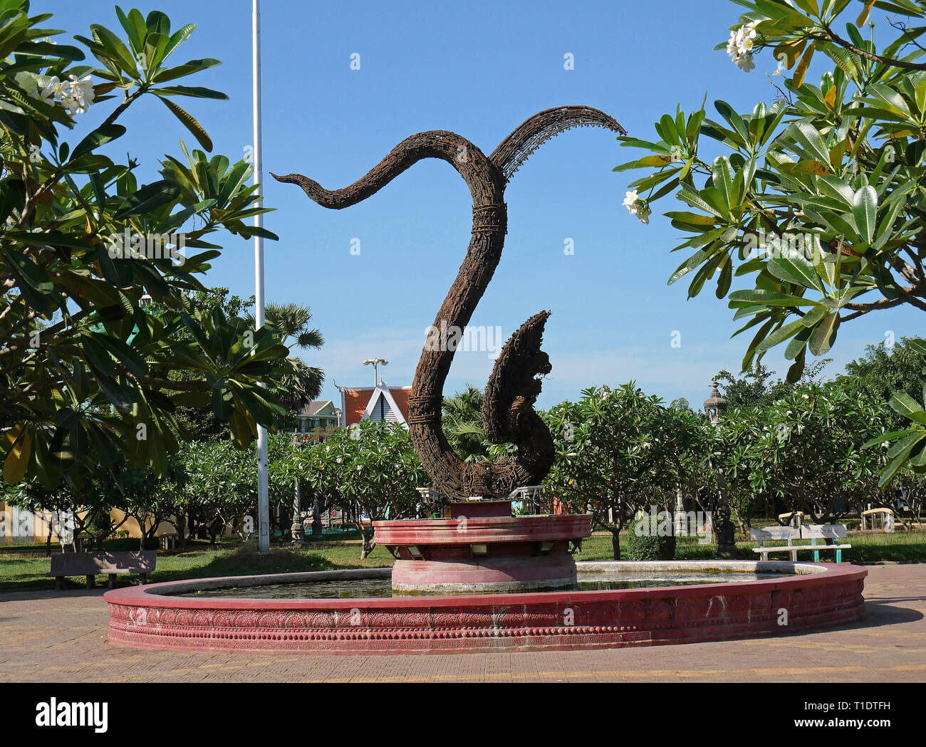 Battambang, Cambogia. Monumento di pace fatta di vecchie armi. Costruito a forma di Naga per contrassegnare la fine della violenza e della guerra. 03-12-2018 Foto Stock