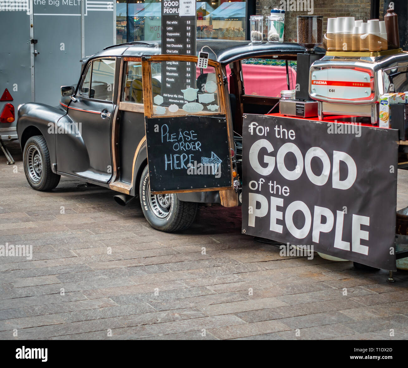 Per il bene del popolo, Morris 1000 station wagon convertito in un caffè mobile shop vending al mercato tettoia Kings Cross, London Foto Stock
