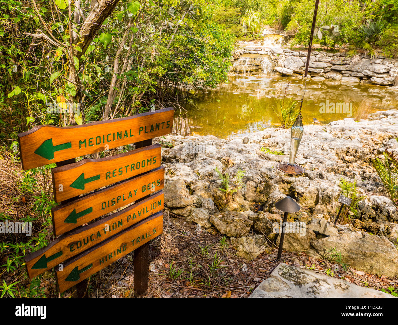 Cartello con indicazione di fronte alla cascata, Leon Levy Native Plant Preserve. Eleuthera, Bahamas, Caraibi. Foto Stock
