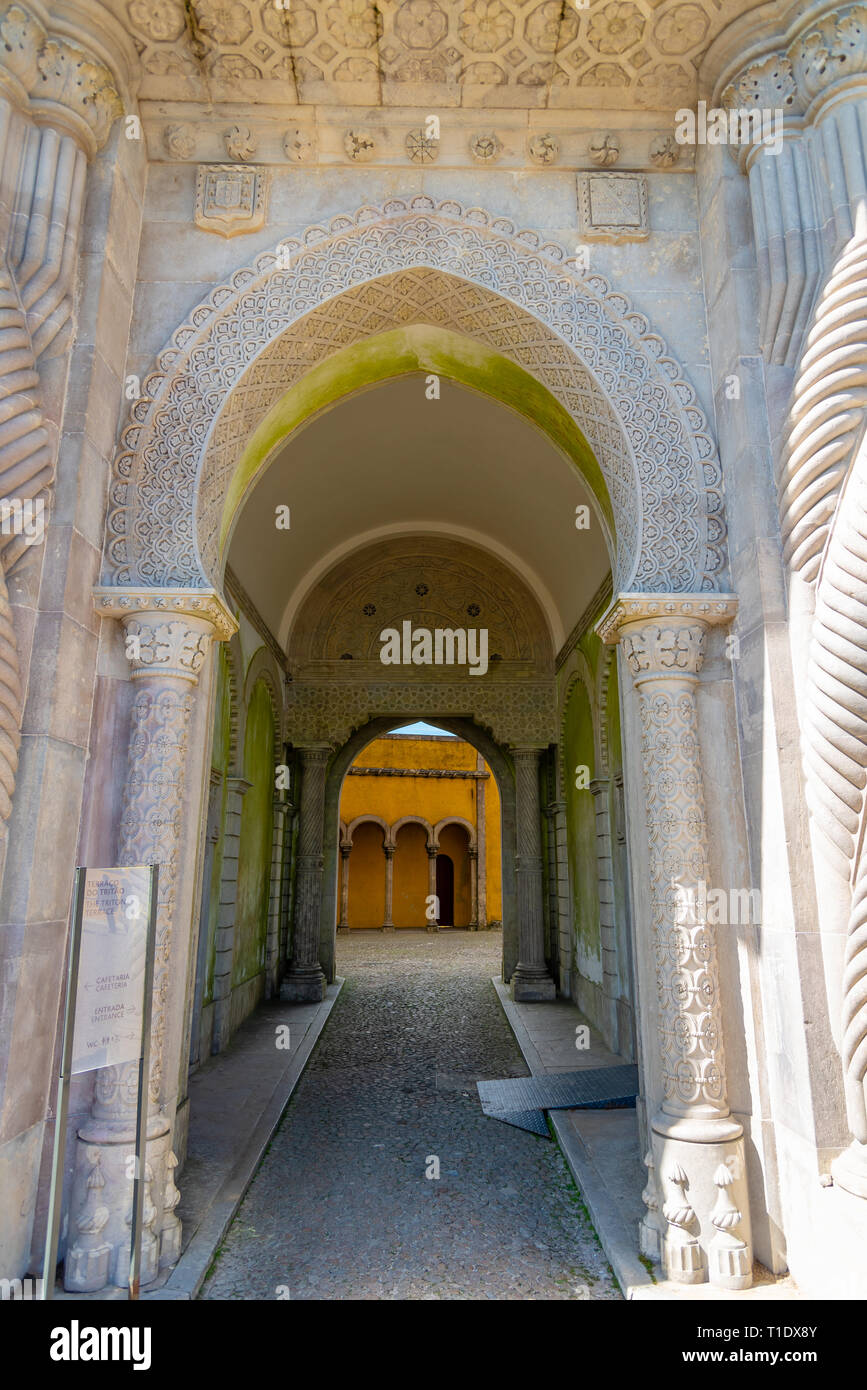 Passaggio in pena Palace. Il palazzo è un sito Patrimonio Mondiale dell'UNESCO e una delle sette meraviglie del Portogallo. Sintra, Portogallo Foto Stock