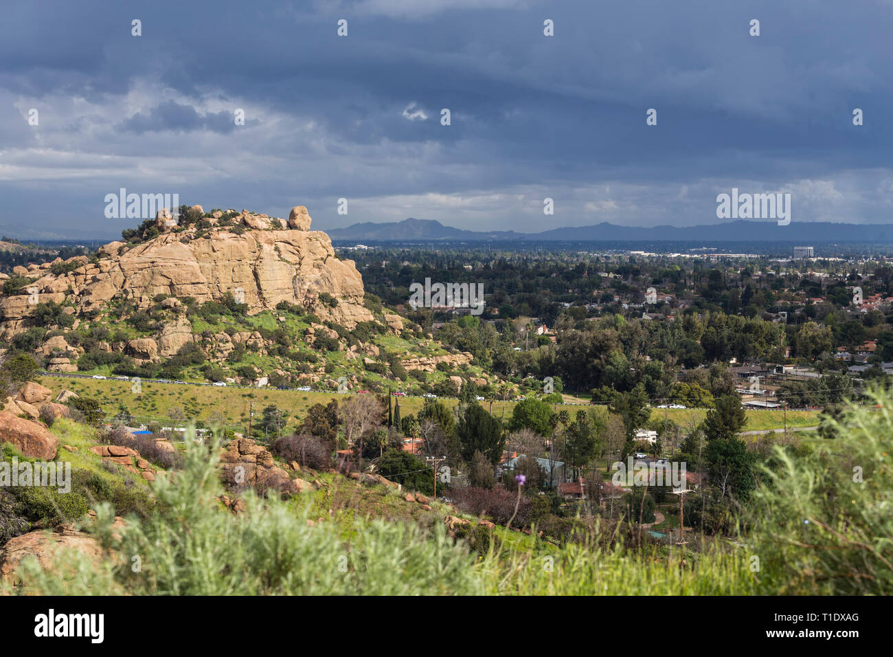 Vista panoramica della molla nuvole temporalesche, Stoney Point Park e la San Fernando Valley vicino a Topanga Canyon Blvd, Porter Ranch e Chatsworth a Los Angeles Foto Stock