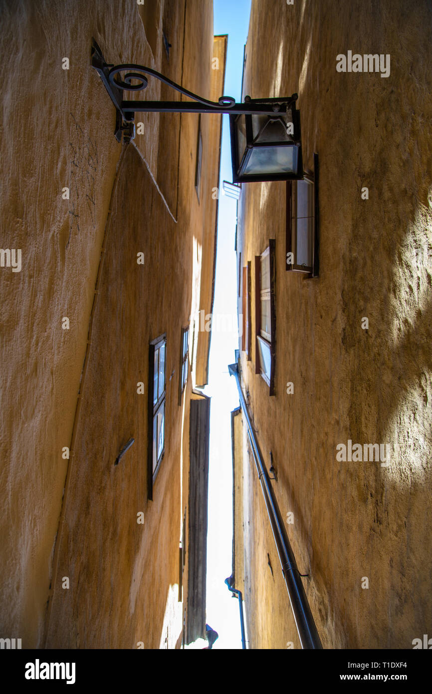 Arancione, giallo case e le luci di strada. Foto Stock