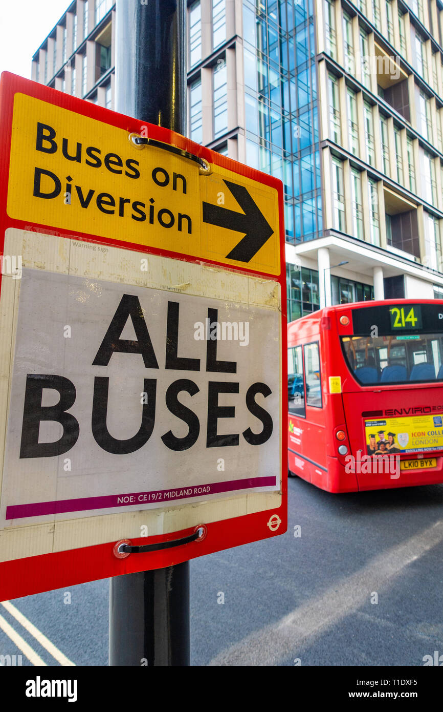 Tutti gli Autobus sul segno di diversione di rendere tutti gli autobus girare a destra su percorso deviato in Kings Cross, London, Regno Unito Foto Stock