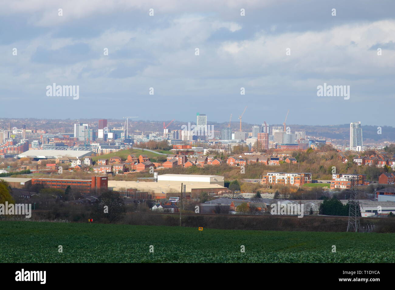 Skyline di Leeds City visto da Morley Foto Stock