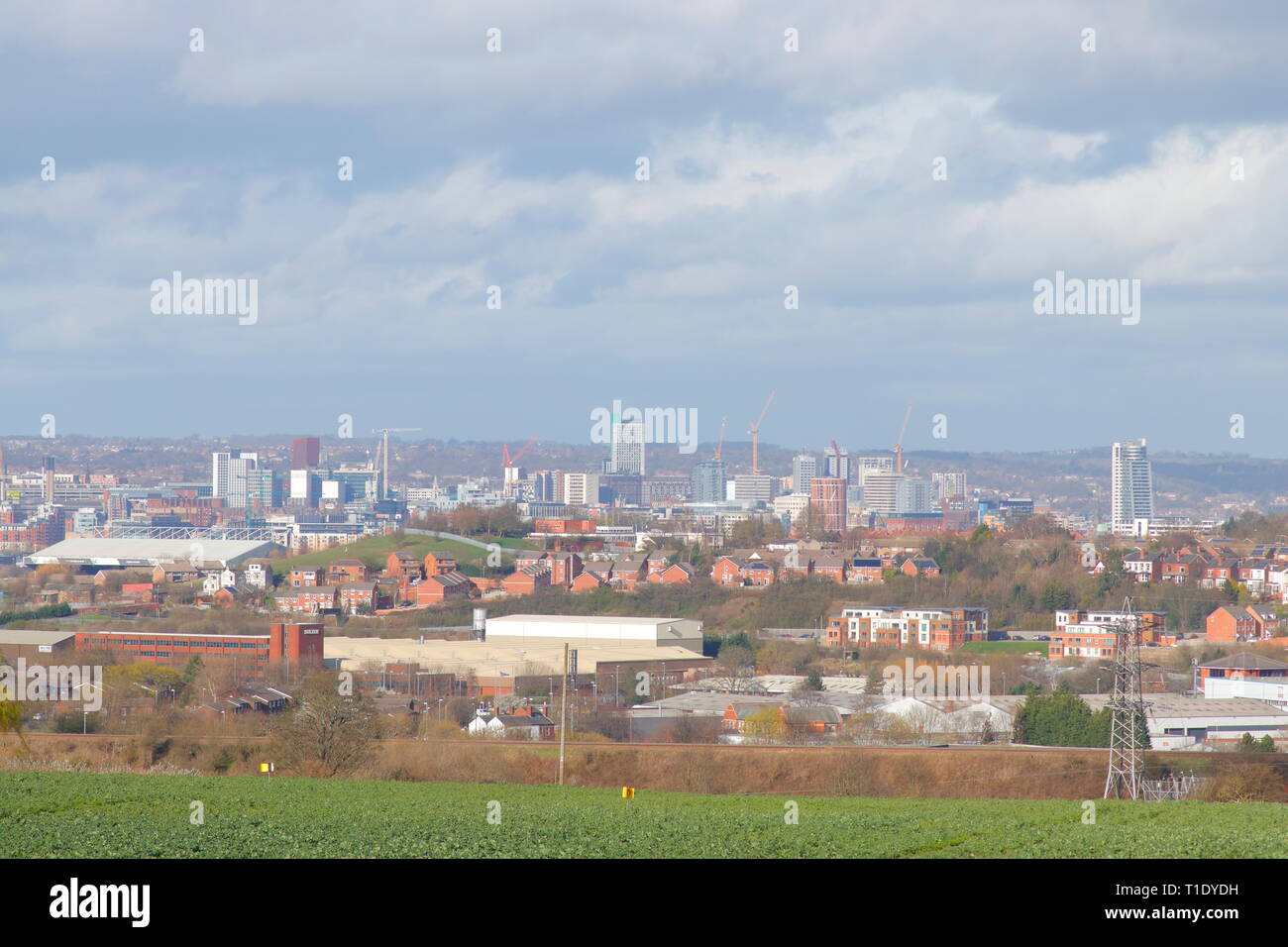 Skyline di Leeds City visto da Morley Foto Stock