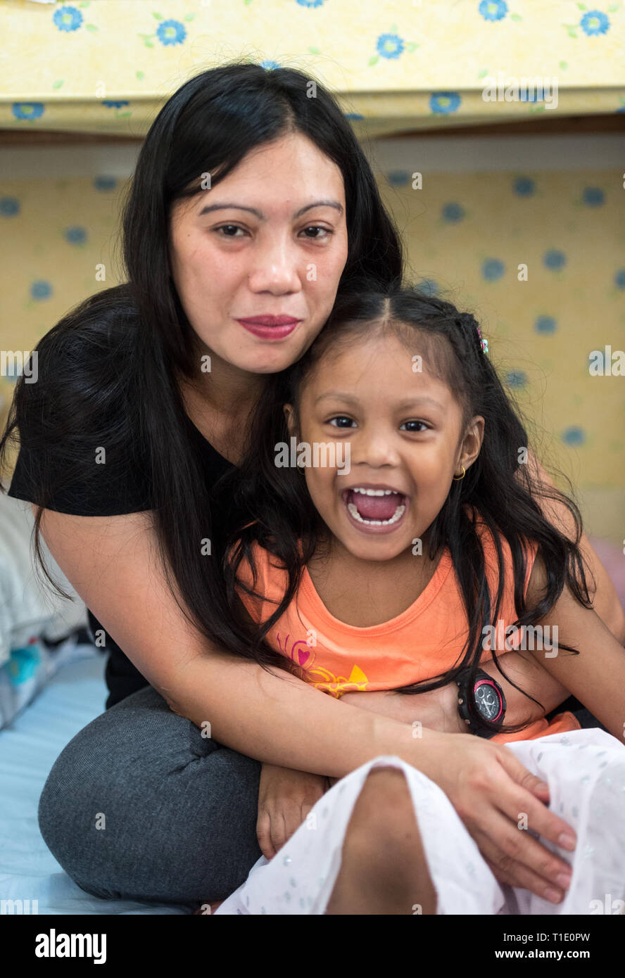 Immagine del file: HONG KONG,RAS DI HONG KONG, CINA. Refugee Vanessa Mae Rodel (L) e la figlia Keana (R) che nascondeva Edward Snowden in Hong Kong. Vanessa e la sua d Foto Stock