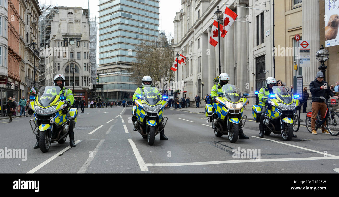 Incontrato polizia moto traffico Divisione controllo di pattugliamento del voto popolare marzo nella zona centrale di Londra, Regno Unito Foto Stock