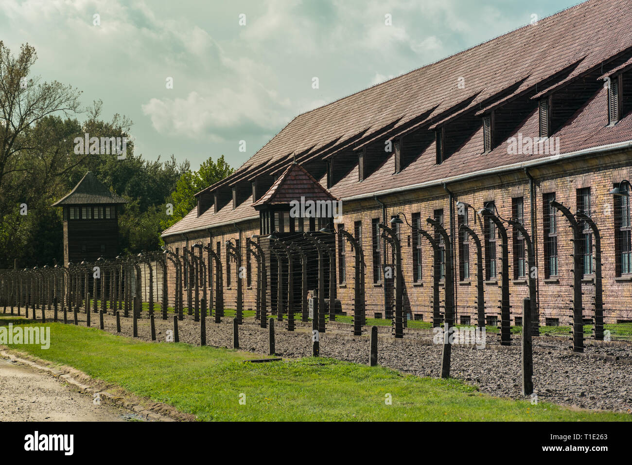 Recinzioni e caserma presso il campo di concentramento nazista di Auschwitz in Oświęcim, Polonia, patrimonio mondiale dell UNESCO Foto Stock