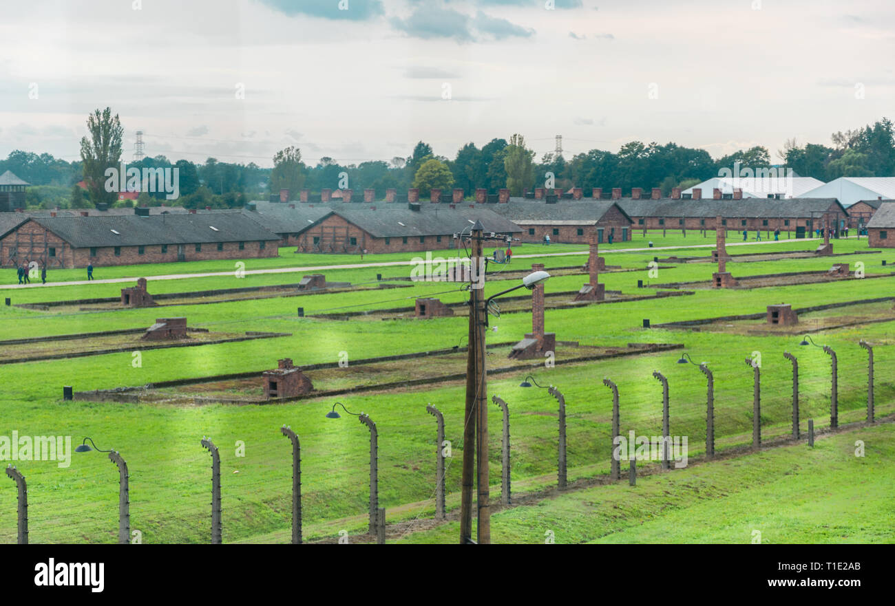 Recinzioni e caserma presso il campo di concentramento nazista di birkenau in Oświęcim, Polonia, patrimonio mondiale dell UNESCO Foto Stock