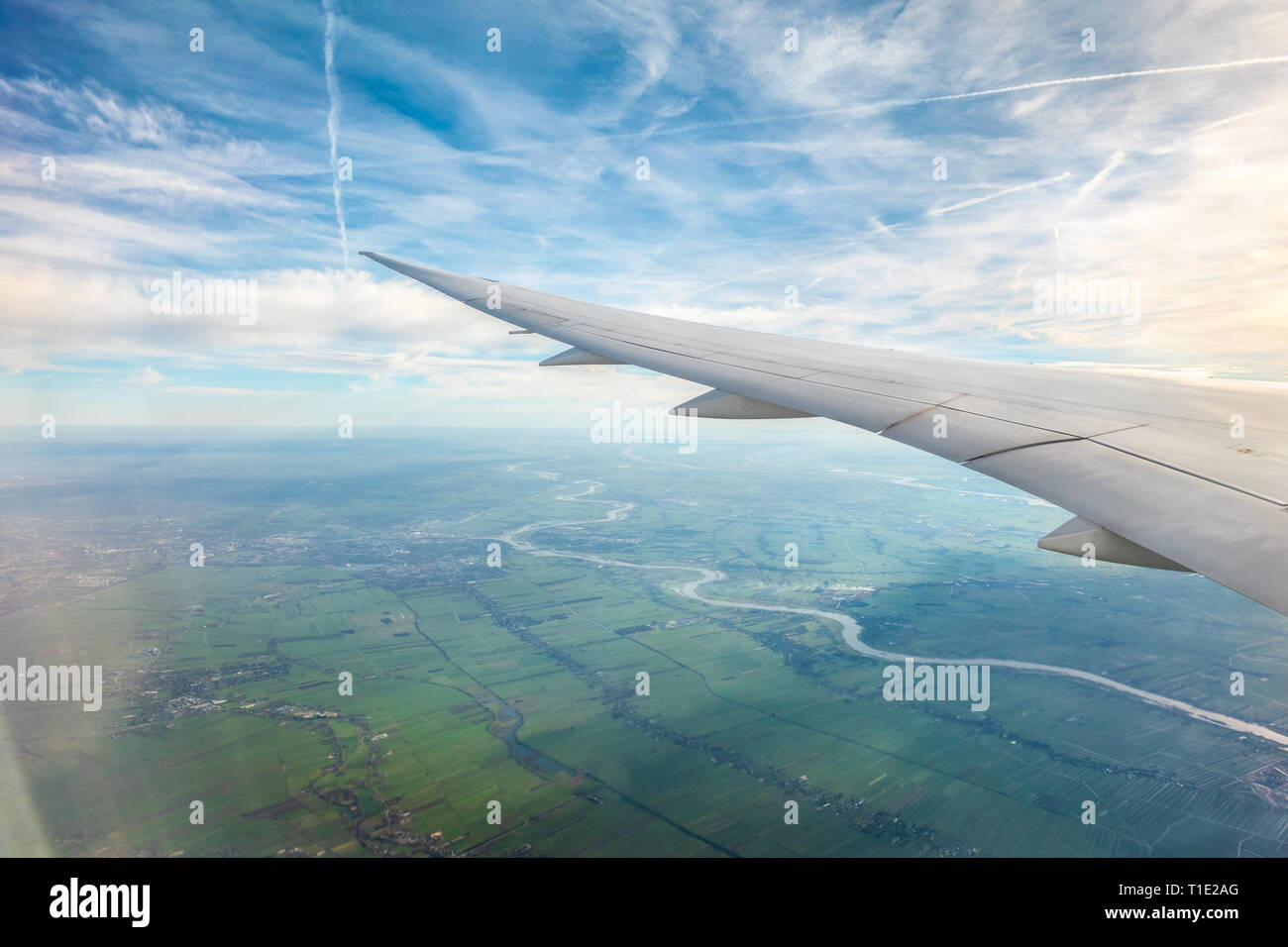 Jet aereo aereo aereo sentieri contrails o Cirrus Aviaticus su Holland dalla finestra di un Boeing 787 Dreamliner 8 Foto Stock