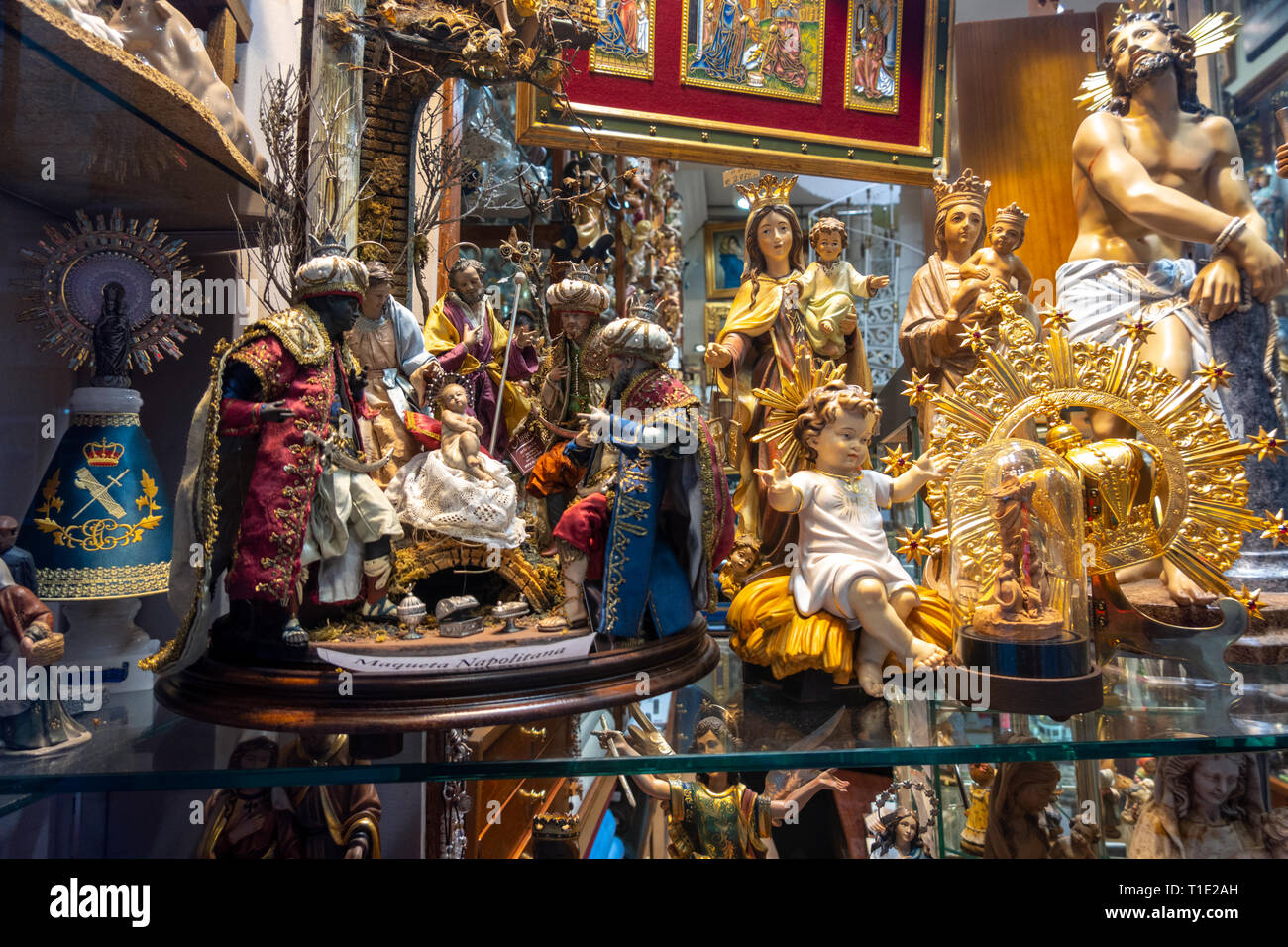 Madrid shop Articulos Religiosos El Angel. Articoli Religiosi store window display con le scene della natività; Gesù bambino e figurine di Cattolica. Foto Stock
