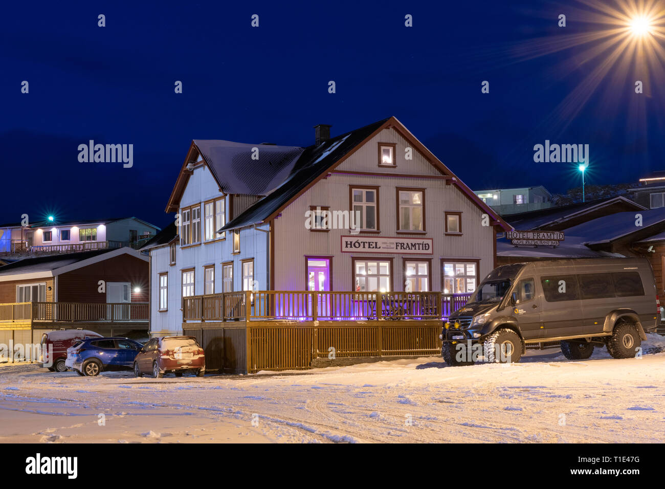 Piccolo Hotel nella neve durante la notte, Islanda Foto Stock