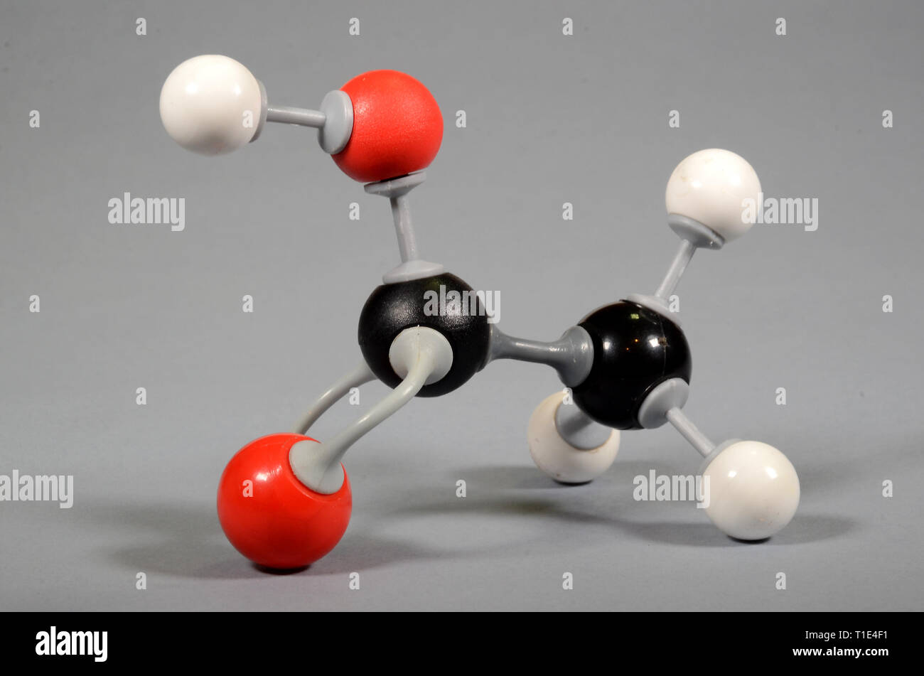 Modello di molecola di acido aceto. Il bianco è idrogeno, il nero di carbonio è il rosso è ossigeno. Foto Stock