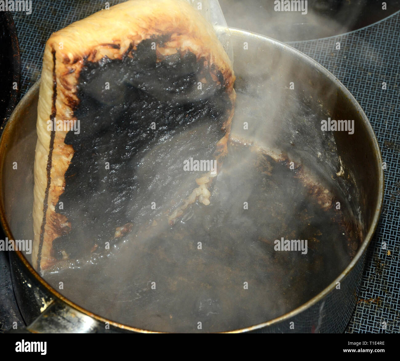 Pentola con il riso in un olocausto sacchetto bollente, il risultato della bollitura in acqua, è ancora il fumo. Foto Stock