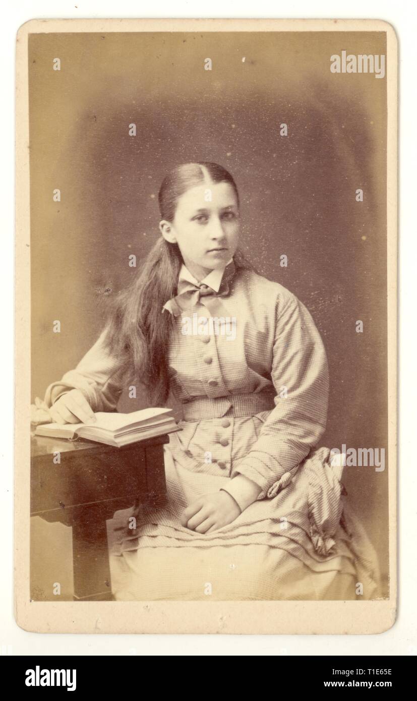 Originale vittoriano CDV (carte de Visite) di giovane ragazza di anni adolescenti, con capelli lunghi, Miss Powell, Islington, Londra, Regno Unito circa 1880 Foto Stock