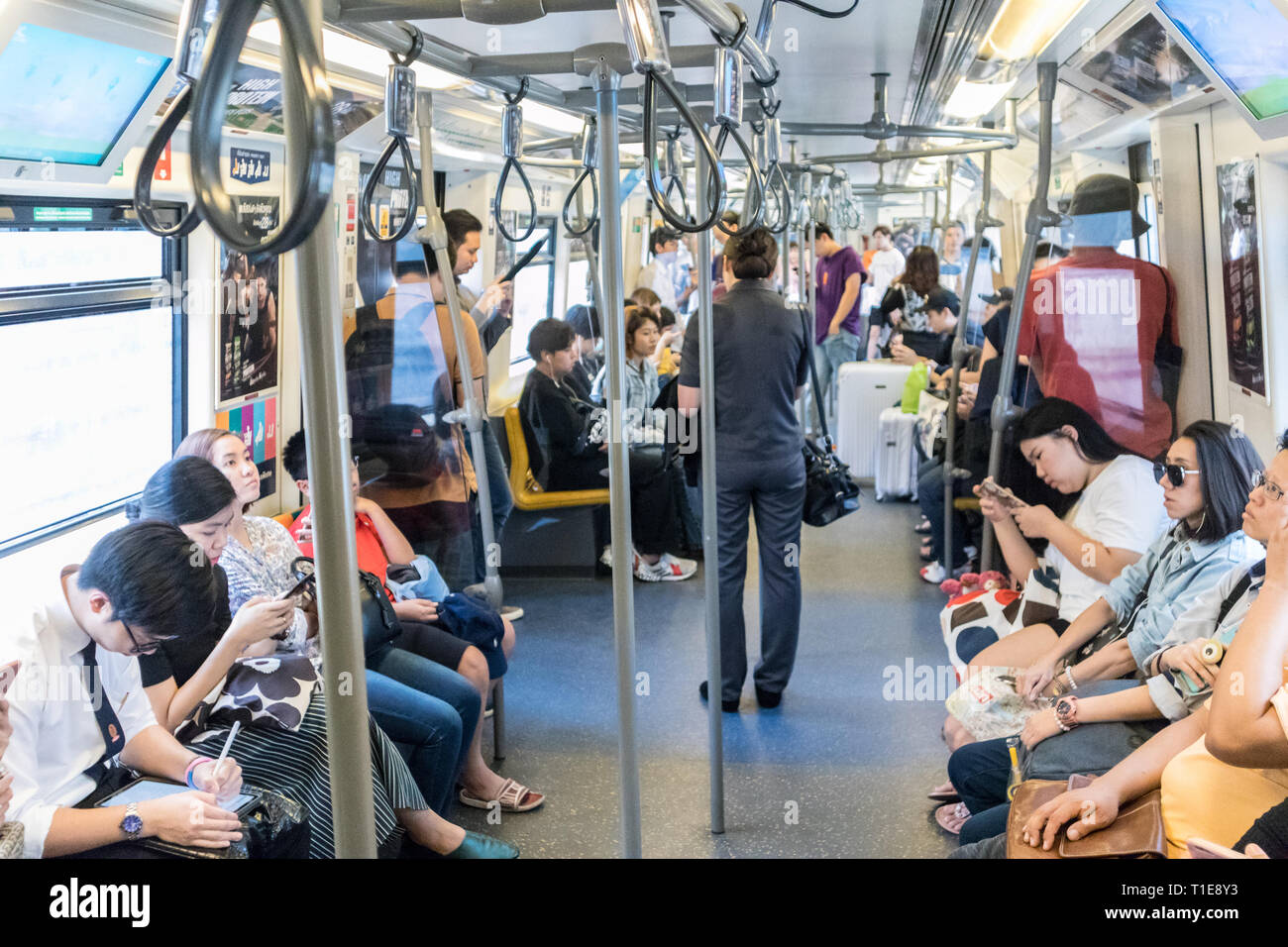 Passenegers utilizzando il proprio telefono cellulare dispositivi mentre il pendolarismo per città metropolitana a Bangkok, in Thailandia Foto Stock