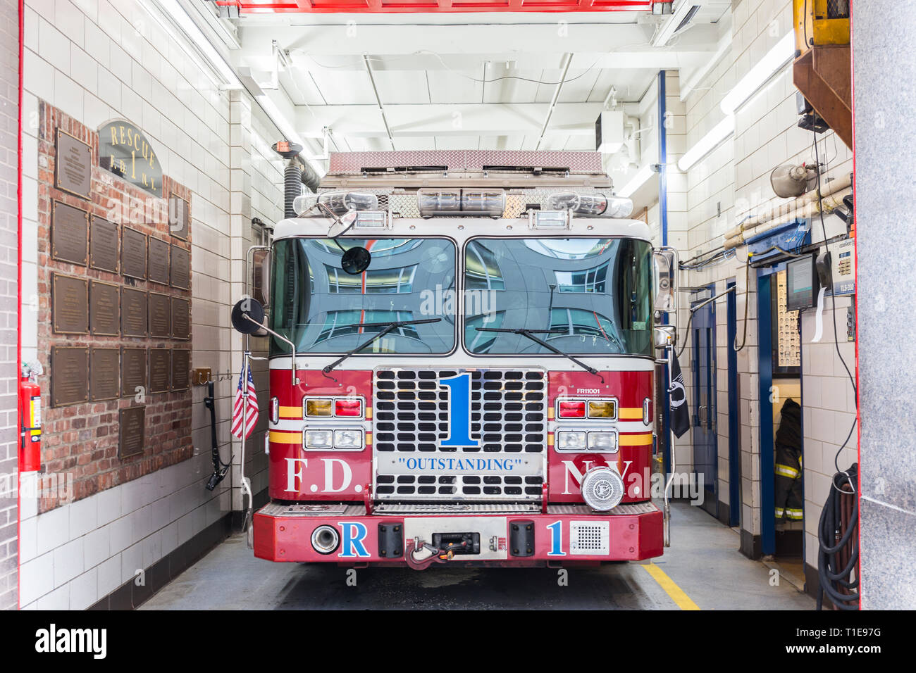 New York fire department camion parcheggiato nella stazione dei vigili del fuoco su 18 Maggio, 2018 a New York City, Stati Uniti d'America. Foto Stock