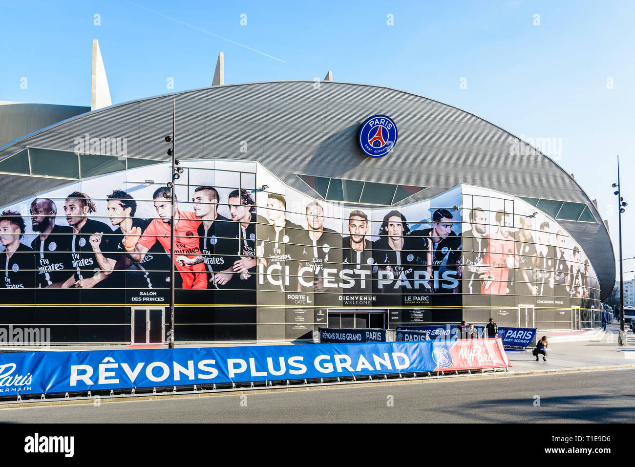 Ingresso principale del Parc des Princes Stadium di Parigi, Francia, coperto con un affresco dei giocatori del Paris Saint Germain football club team. Foto Stock