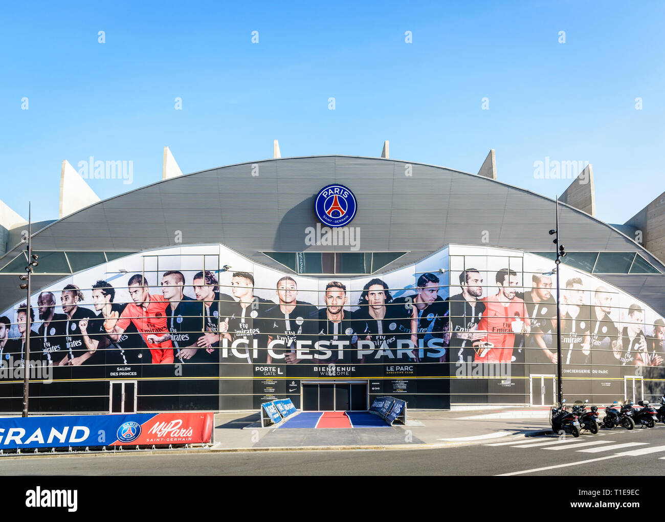 Ingresso principale del Parc des Princes Stadium di Parigi, Francia, coperto con un affresco dei giocatori del Paris Saint Germain football club team. Foto Stock