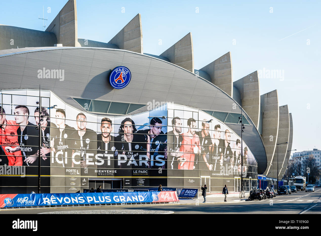 Ingresso principale del Parc des Princes Stadium di Parigi, Francia, coperto con un affresco dei giocatori del Paris Saint Germain football club team. Foto Stock