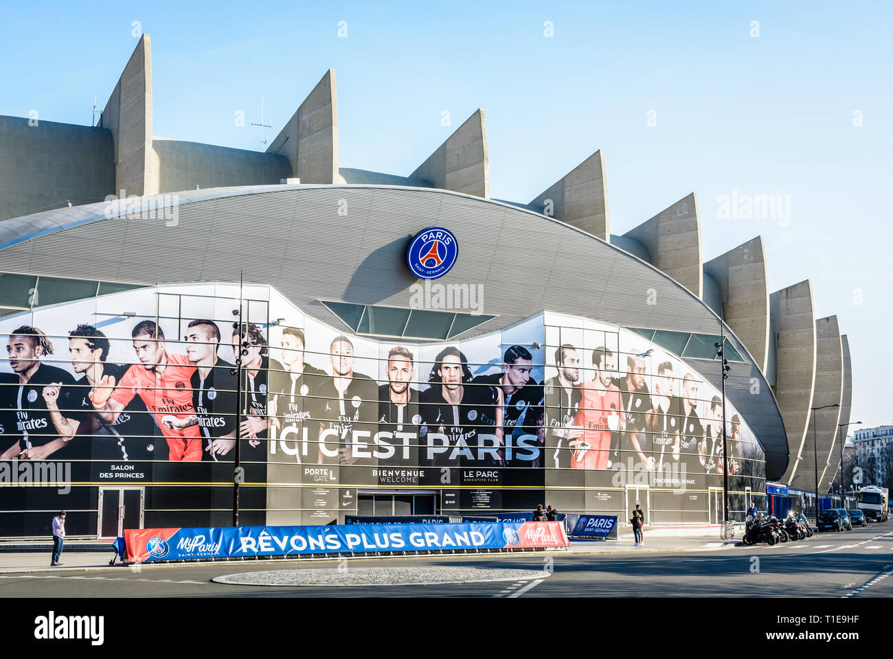 Ingresso principale del Parc des Princes Stadium di Parigi, Francia, coperto con un affresco dei giocatori del Paris Saint Germain football club team. Foto Stock